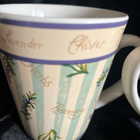 Two coffee or tea mugs with herbs decoration. - Picture 8 of 9